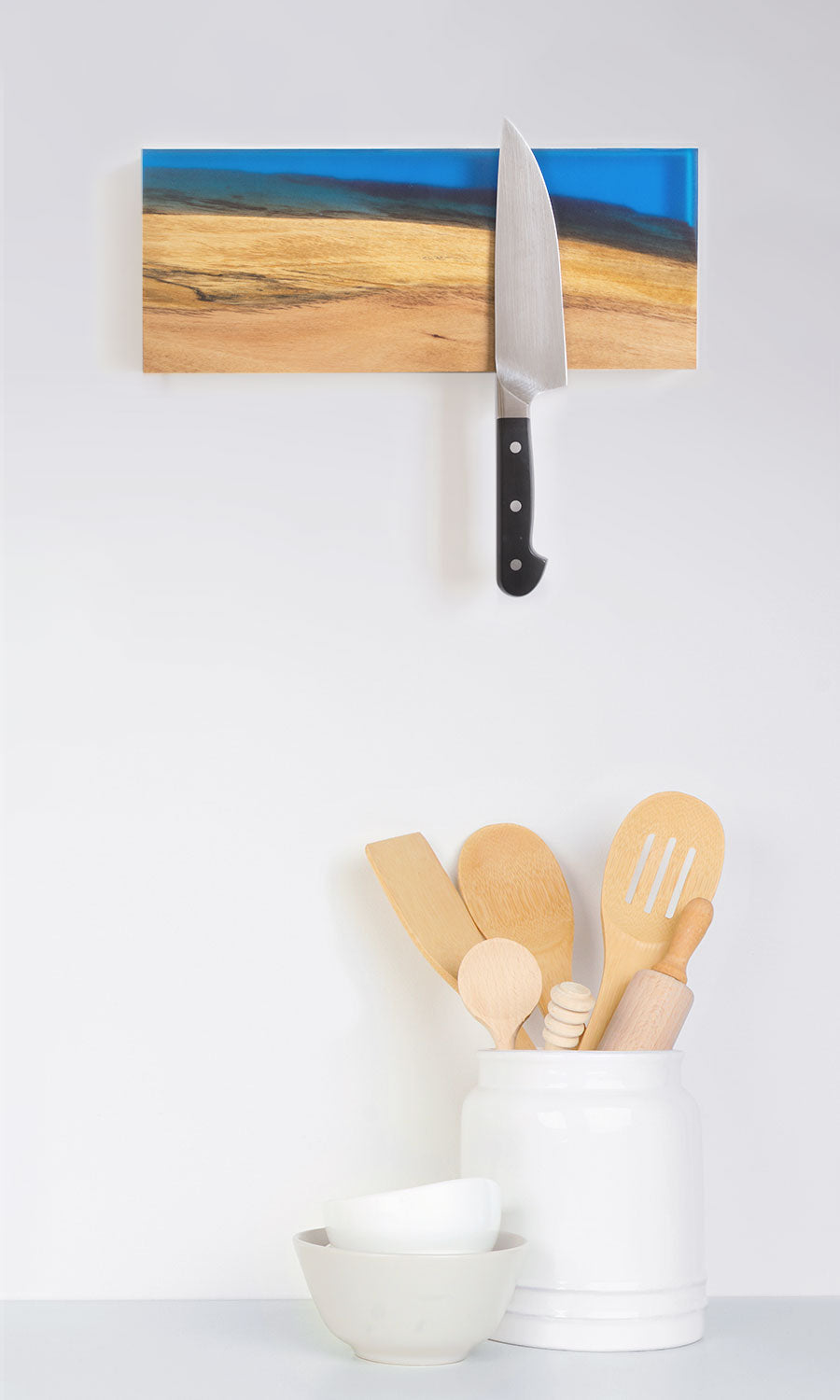 https://knife-en-place.com/cdn/shop/files/live-edge-wooden-magnetic-knife-strip-acacia-wood-and-blue-epoxy-resin-in-white-stylish-kitchen_3d4d3365-2b01-4e6a-a4fe-bd3f5c49947c_1600x.jpg?v=1629867887